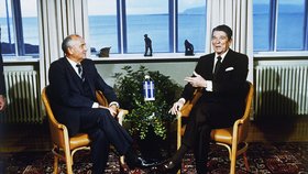 Někdejší sovětský prezident Gorbačov s americkým prezidentem Reaganem.