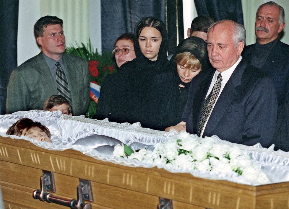 Archivní snímek z pohřbu Gorbačovovy ženy Raisy.