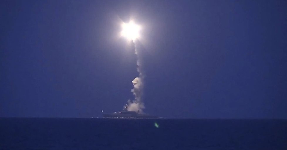 Odpálená raketa z ruské lodi zasáhla cíl vzdálený 1500 km daleko.