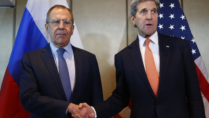 Ministři zahraničí Lavrov a Kerry dohodu stvrdili upřímným rukotřasem...