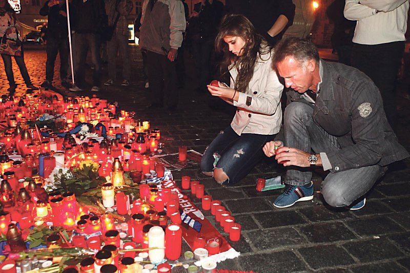 Staroměstské náměstí bylo symbolem hokejových oslav. Nyní je to pietní místo. Legendární gólman Dominik Hašek se přišel s dcerou Dominikou rozloučit se svými kamarády.