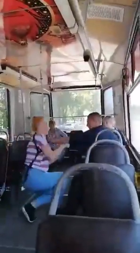 Ženy v ruské tramvaji zbily násilníka, jenž napadl průvodčí.