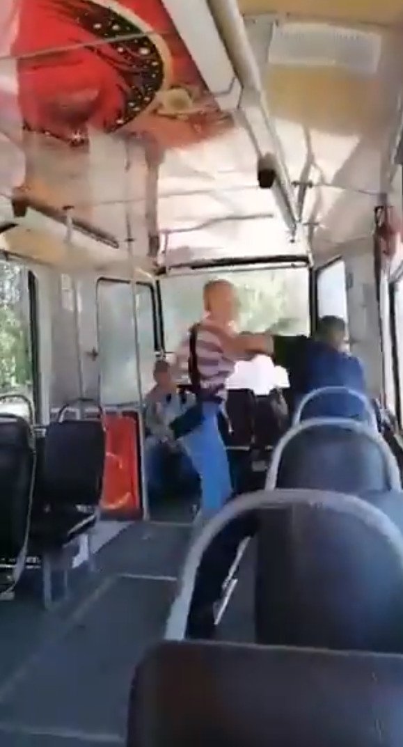 Ženy v ruské tramvaji zbily násilníka, jenž napadl průvodčí.