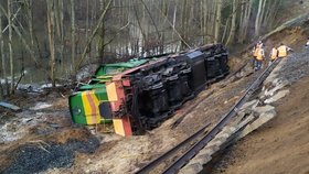 Rusko: U Brjanska nedaleko ukrajinských hranic se s lokomotivou utrhla trať. Asi podmáčená.