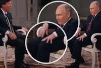 Putin během rozhovoru s Carlsonem: Podivný třes nohy! Musel si ji přidržovat rukou