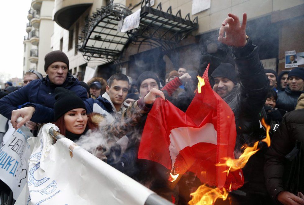 Protest před tureckou ambasádou v Moskvě přerostl v útok vejci a kameny, Rusové pálili i vlajku