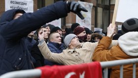 Protest před tureckou ambasádou v Moskvě přerostl v útok vejci a kameny, Rusové pálili i vlajku.