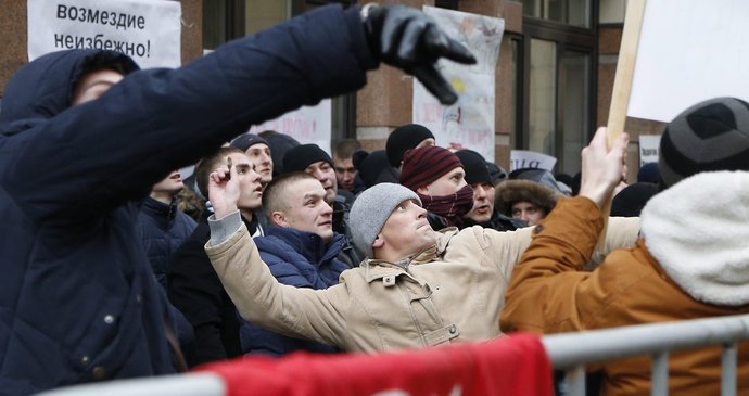 Protest před tureckou ambasádou v Moskvě přerostl v útok vejci a kameny, Rusové pálili i vlajku.