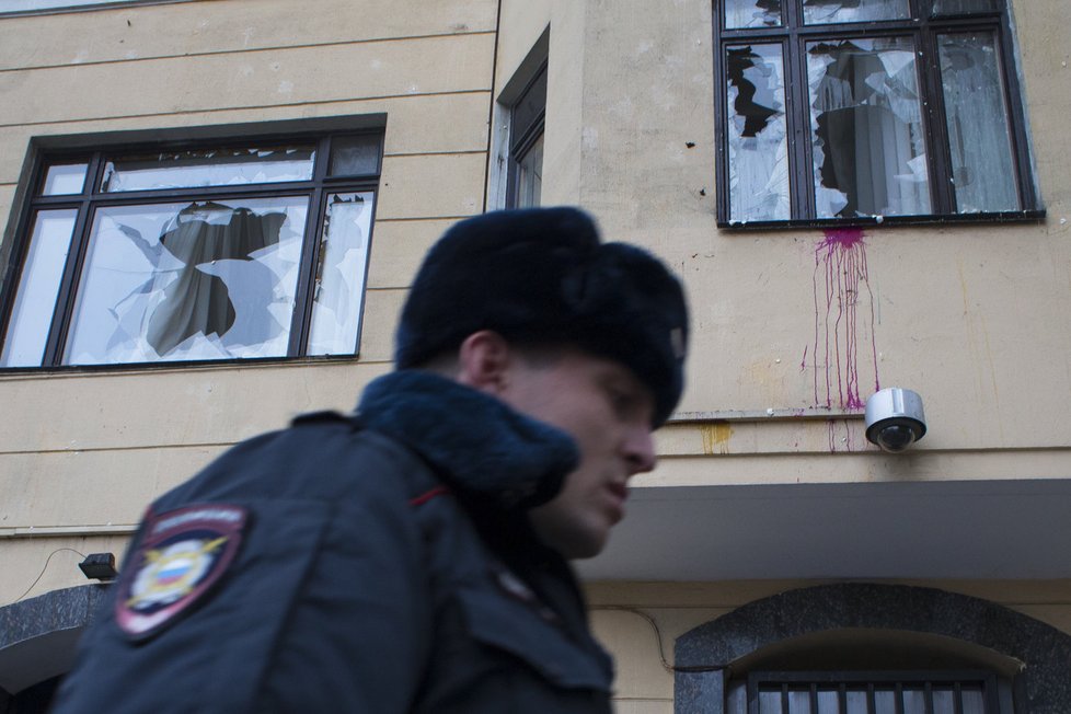 Protest před tureckou ambasádou v Moskvě přerostl v útok vejci a kameny, Rusové pálili i vlajku.