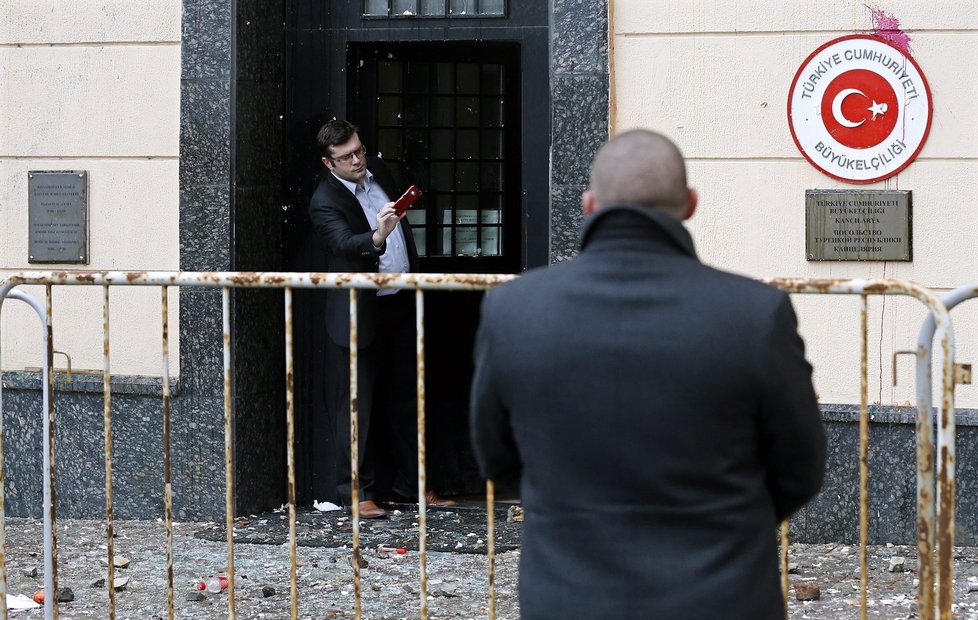 Protest před tureckou ambasádou v Moskvě přerostl v útok vejci a kameny, Rusové pálili i vlajku.