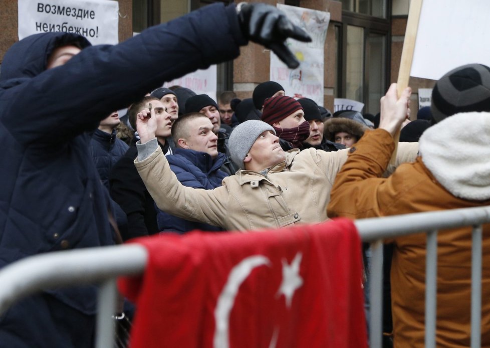 Protest před tureckou ambasádou v Moskvě přerostl v útok vejci a kameny, Rusové pálili i vlajku.