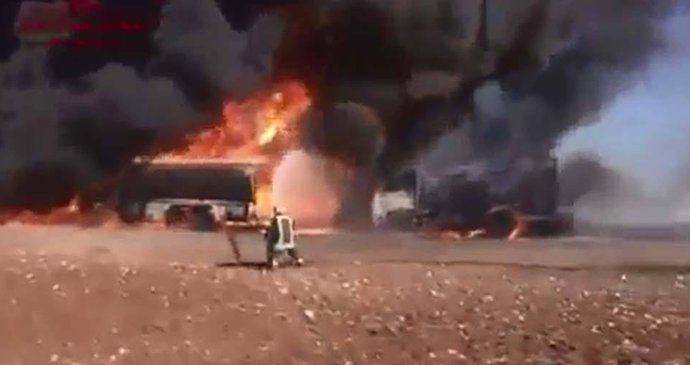 Ruská střela v Sýrii zlikvidovala ropný konvoj ISIS.