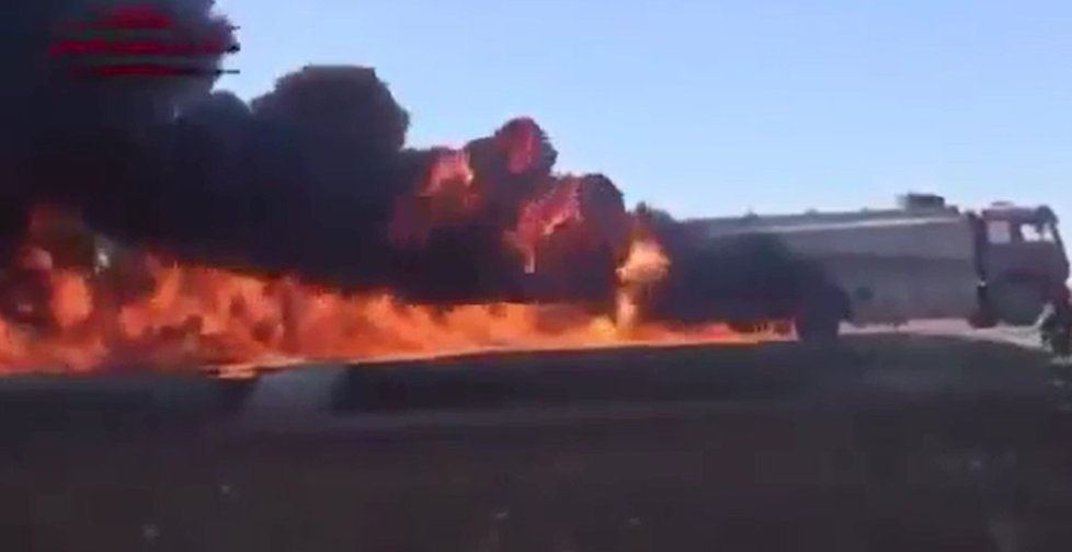 Ruská střela zlikvidovala ropný konvoj ISIS v Sýrii.