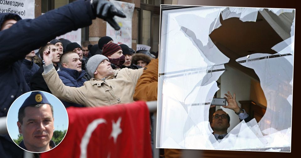 Dav demonstrantů zaútočil v Moskvě na turecké velvyslanectví.