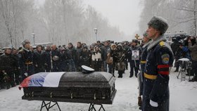 V Rusku se uskutečnil pohřeb „hrdiny“, pilota bombardéru sestřeleného na syrsko-tureckých hranicích.