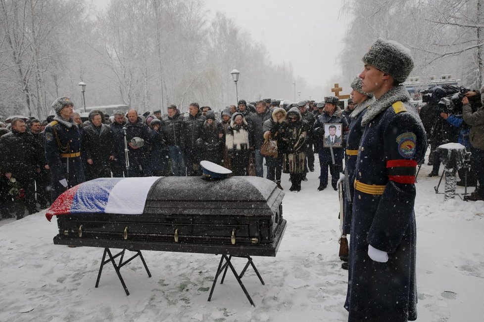 V Rusku se uskutečnil pohřeb pilota bombardéru sestřeleného na syrsko-tureckých hranicích.