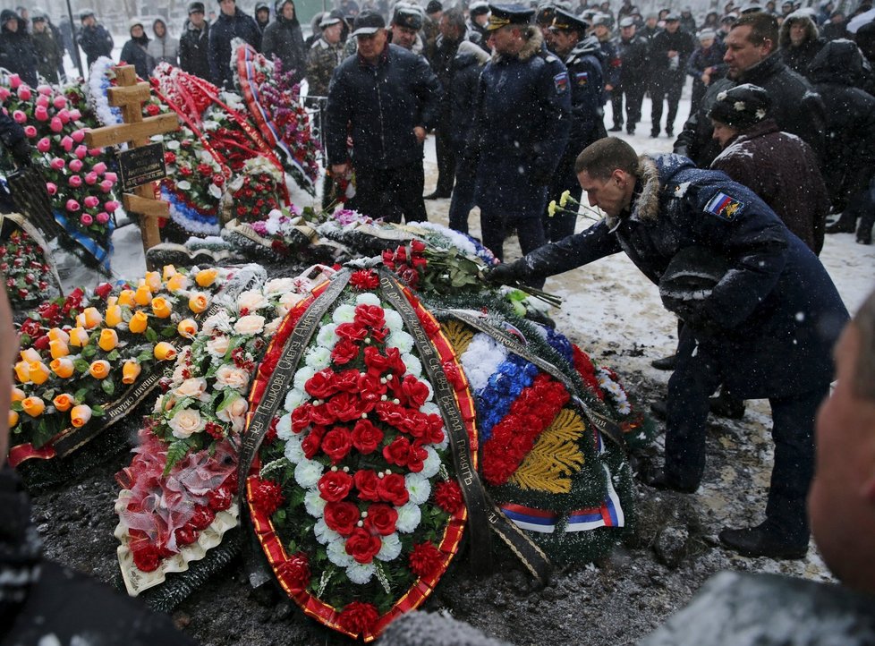 V Rusku se uskutečnil pohřeb „hrdiny“, pilota bombardéru sestřeleného na syrsko-tureckých hranicích.