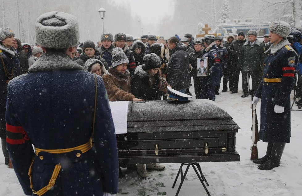 V Rusku se uskutečnil pohřeb „hrdiny“, pilota bombardéru sestřeleného na syrsko-tureckých hranicích.