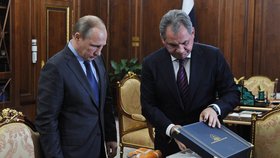 Ministr obrany Šojgu prezentuje černou skříňku Putinovi.