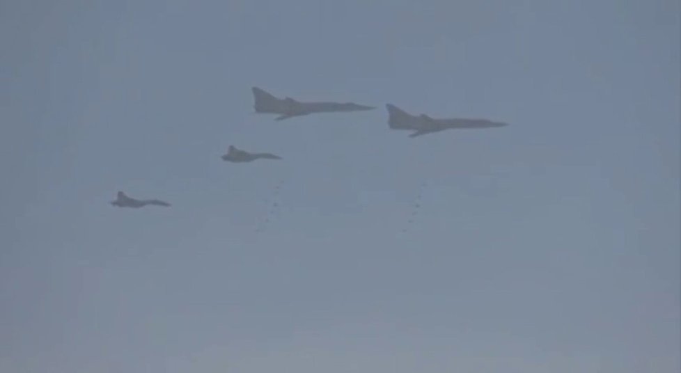 Ruské bombardéry doprovázely stíhačky.