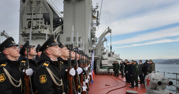 Rusové přesouvají lodě do Černého moře. Putin si stěžoval Merkelové na provokaci Kyjeva