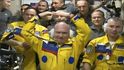 Trojice ruských astronatů dorazila na ISS v ukrajinských barvách