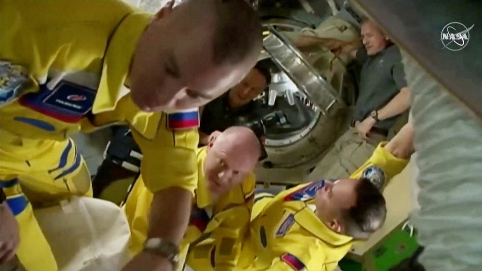 Trojice ruských astronatů dorazila na ISS v ukrajinských barvách