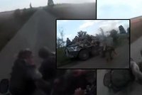 Panický úprk ruských vojáků: Naskákali na bojové vozidlo a pak havarovali!