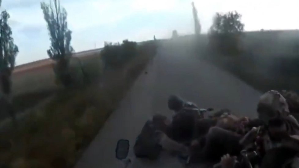 Video zachytilo zběsilý úprk ruských vojáků v Chersonské oblasti. Naskákali na obrněné vozidlo, které následně havarovalo.