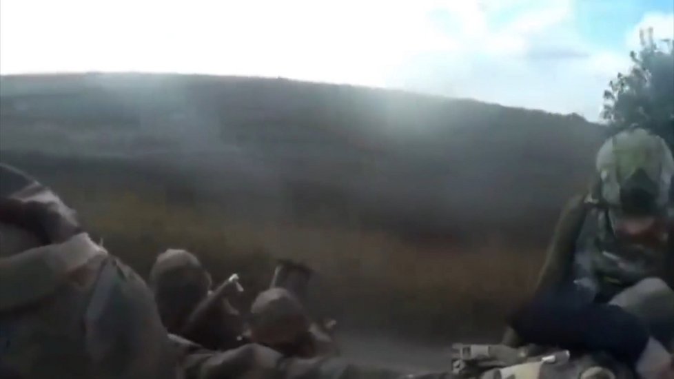 Video zachytilo zběsilý úprk ruských vojáků v Chersonské oblasti. Naskákali na obrněné vozidlo, které následně havarovalo.