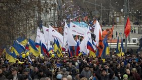 V Moskvě demonstrovaly desítky tisíc lidí na podporu Ukrajiny. Našli se ale i tací, kteří se dožadovali obnovení SSSR