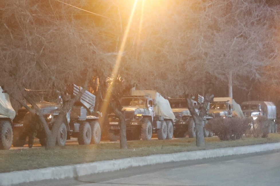 Ruské tanky a bojová vozidla v Doněcku. (24. 2. 2022)