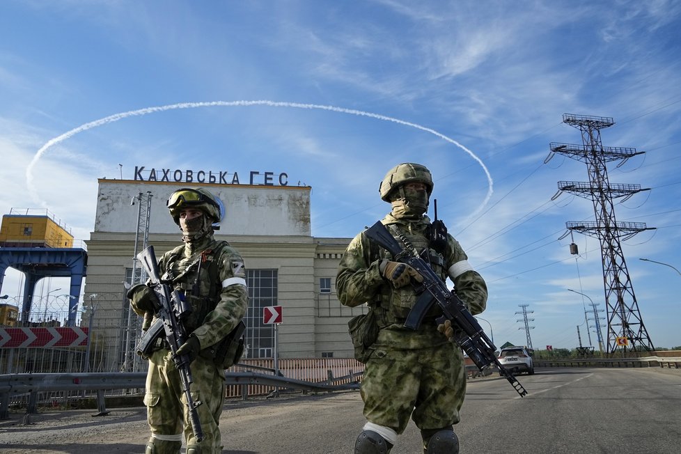 Ruští vojáci u vodní elektrárny Kachovka (9.8.2022)