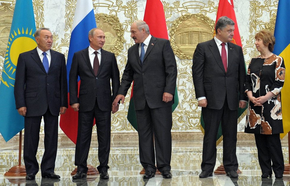 Společné focení státníků znázornilo spojence: Nalevo Putina s Lukašenkem a kazašským prezidentem Nazbajevem, napravo ukrajinského prezidenta Porošenka s představitelkou EU Ashtonovou