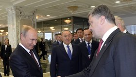 Ruský prezident Putin zdraví ukrajinskou hlavu státu Porošenka