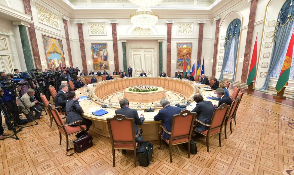 Kulatý stůl v Minsku: Neutrální půda pro jednání představitelů Ukrajiny, Ruska a EU