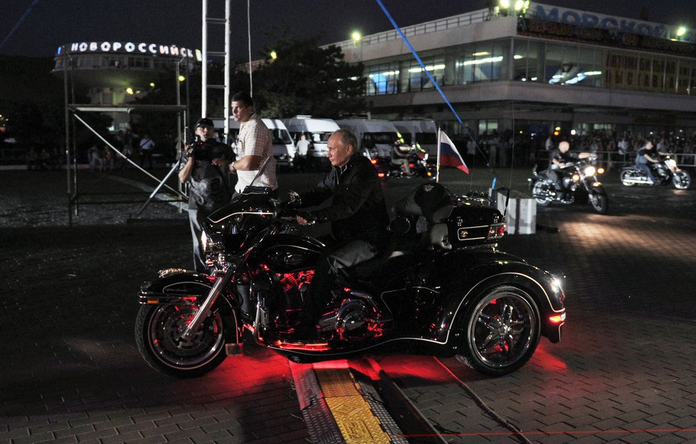 Putin se v roce 2012 svezl na motorce Nočních vlků