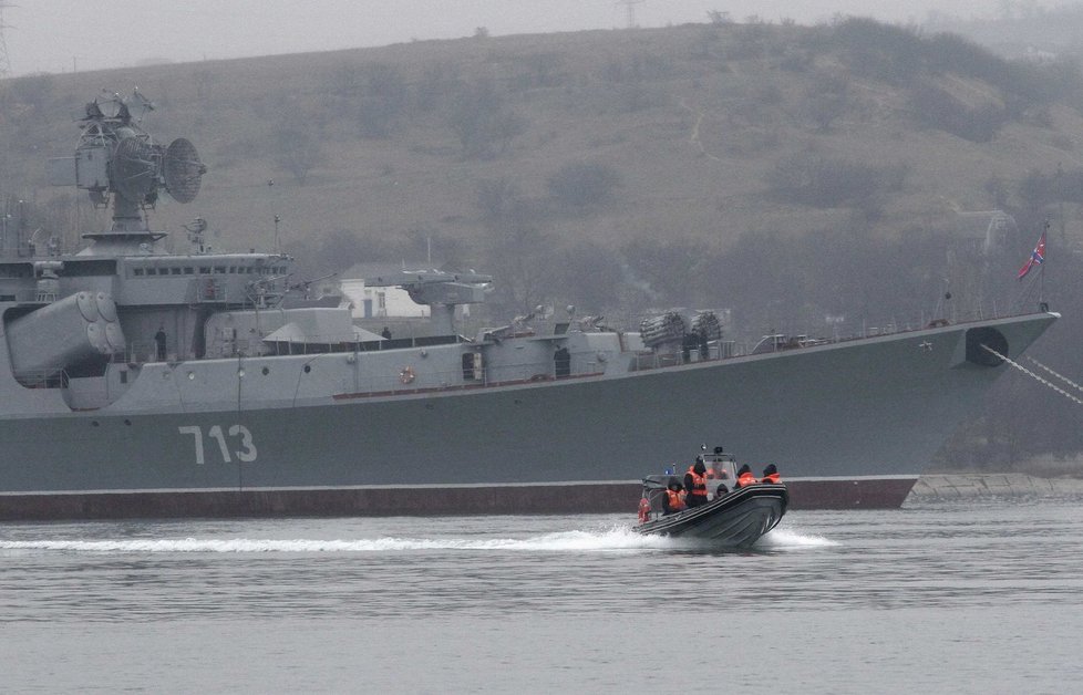 Ruská válečná loď v Sevastopolském přístavu