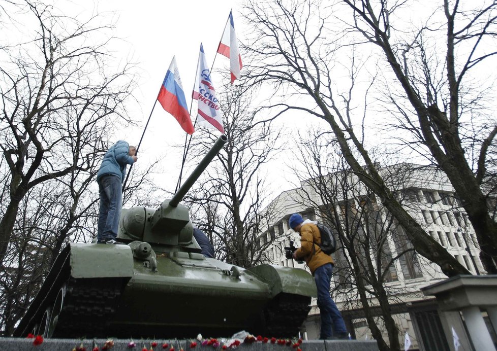 Na sovětském tanku na Krymu vlaje ruská vlajka