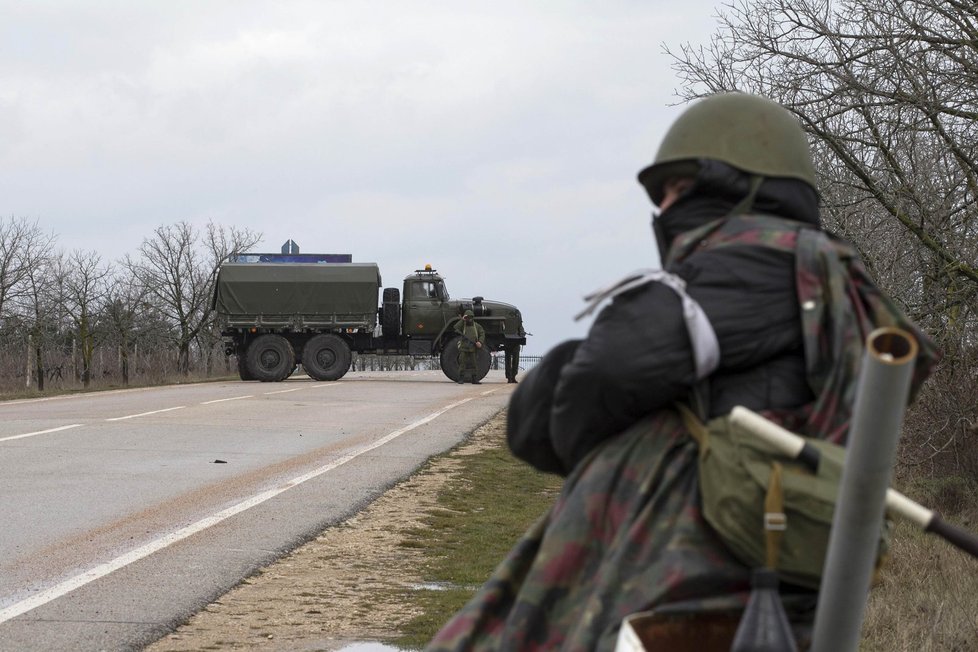 Silnice na Krymu hlídají ozbrojení muži