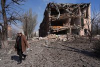Mariupol: Radost z přeživších pod divadlem kalí strasti. Děti umírají hladem, Rusové pálí na záchranáře