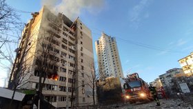 V Kyjevě se zřítila po odstřelování obytná budova (16. 3. 2022)