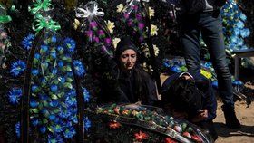 Ukrajinci truchlí pro své mrtvé příbuzné (15. 4. 2022)