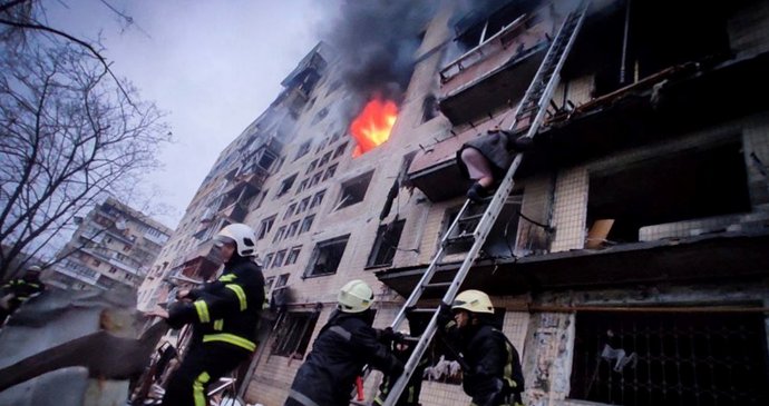 V centru Kyjeva došlo nad ránem ke 4 explozím. Rusové mířili na obytnou čtvrť, hoří dům