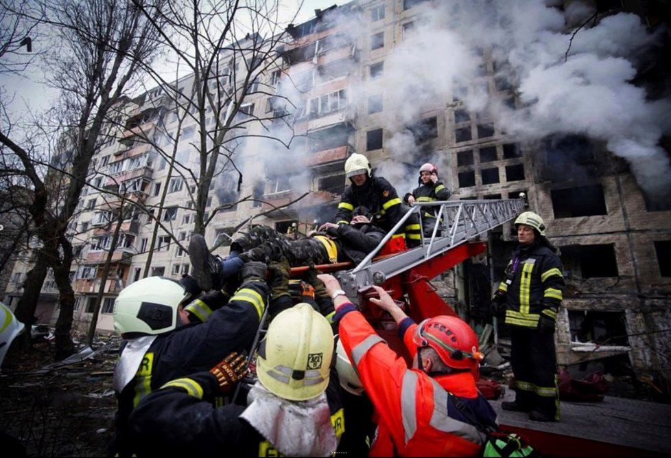 Odstřelování obytného domu v Kyjevě (14. 3. 2022)