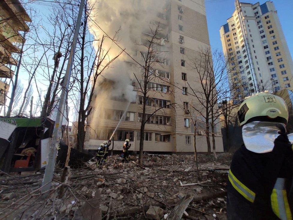 V Kyjevě se zřítila po odstřelování obytná budova (16. 3. 2022)