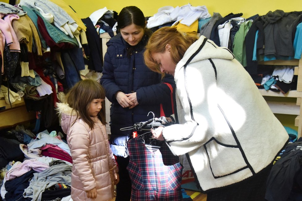 Lidé si přicházejí v Kyjevě pro oblečení (22. 3. 2022)