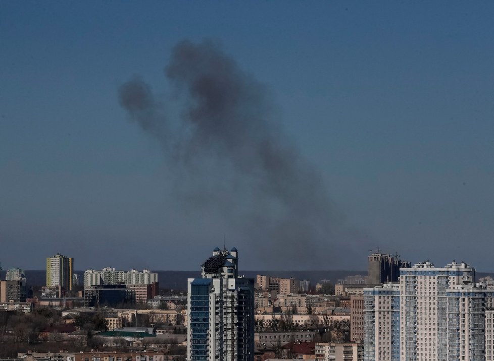 Stoupající dým nad Kyjevem (22. 3. 2022)