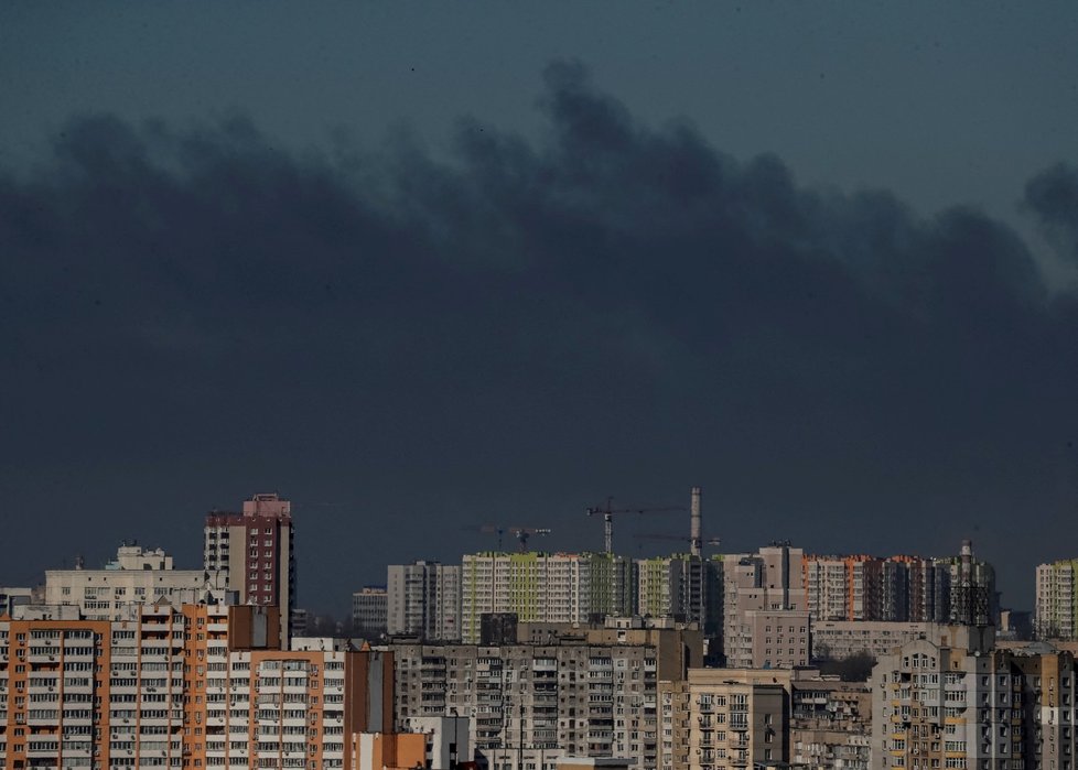 Stoupající dým na Kyjevem (22. 3. 2022)