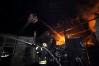 ONLINE: Další dronový útok na Charkov, ve městě hoří obytné domy, zraněné je dítě